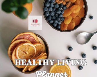 Op de afbeelding: Een bovenaanzicht van een gezonde levensplanner met kommen fruit en noten. De kommen bevatten blauwe bessen, abrikozen en amandelen. Gesneden sinaasappels en grapefruit zijn ook zichtbaar, samen met de tekst "HEALTHY LIVING Planner."