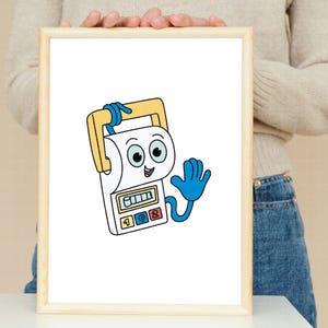 Pu&ograve; includere: Stampa incorniciata con un personaggio dei cartoni animati di un registratore di cassa bianco con una maniglia gialla e braccia e mano blu. Il registratore di cassa ha un display digitale e pulsanti con i numeri 1, 2 e un simbolo. Il personaggio sta salutando.