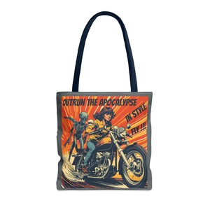 Może przedstawiać: Torba typu tote z graficzną ilustracją kobiety na motocyklu, ściganej przez kosmitę. Torba ma ciemnoniebieski uchwyt i napis "OUTRUN THE APOCALYPSE IN STYLE FLY!!!" z przodu. Tło jest pomarańczowe i żółte.