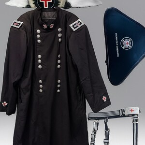 Tempelriddarens frimurarregalieraset, svart rock, plymrött kappa, svärdsrem, frimuraruniform
