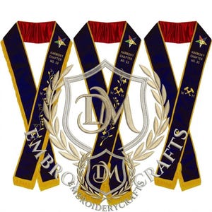 Könnte beinhalten: Drei marineblaue Schärpen mit goldener Fransen und roten Samtbändern. Jede Schärpe trägt den Text "HARMONY CHAPTER NO. 33" und gestickte Details. Die Schärpen sind mit goldener Stickerei und den Worten "EMBROIDERY CRAFTS" verziert.
