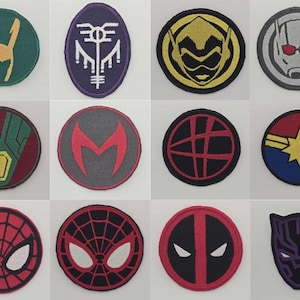 Puede incluir: Una colección de doce parches bordados con logotipos de superhéroes y villanos. Los diseños incluyen el casco de Loki, la máscara de Ant-Man, la cara de Spider-Man y el emblema de estrella de Capitana Marvel. Cada parche es de diferente color y forma.