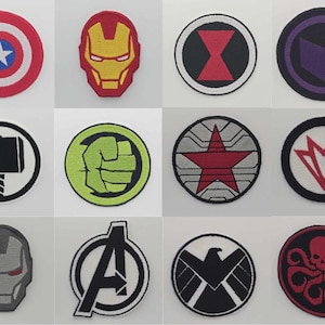 Peut inclure: Ensemble de patchs brodés représentant des symboles de super-héros. Comprend le bouclier de Captain America, le masque d'Iron Man, le logo des Avengers et d'autres motifs emblématiques en rouge, bleu, jaune et noir.
