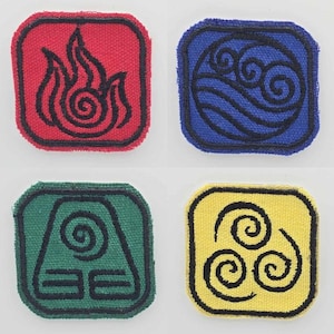 Può includere: Quattro toppe quadrate ricamate con simboli che rappresentano fuoco, acqua, terra e aria. La toppa del fuoco è rossa con un disegno a fiamma nera. La toppa dell'acqua è blu con un disegno a onda nera. La toppa della terra è verde con un simbolo della terra nero. La toppa dell'aria è gialla con un disegno a vortice nero.