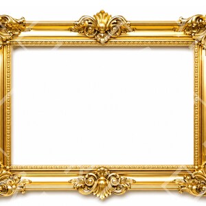 Peut inclure: Un cadre doré rectangulaire orné de détails floraux et de volutes complexes. Le cadre présente une finition brillante et un intérieur blanc, idéal pour afficher des œuvres d'art ou des photographies. Les coins et le centre du cadre sont richement décorés.