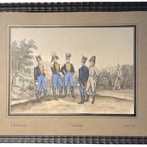 Puede incluir: Una impresión antigua enmarcada que representa a un grupo de soldados uniformados en un entorno paisajístico. Los soldados visten abrigos azules y negros con detalles dorados y sombreros altos. La impresión está etiquetada como "Infanterie" y "Valais" con la fecha "1810-27".