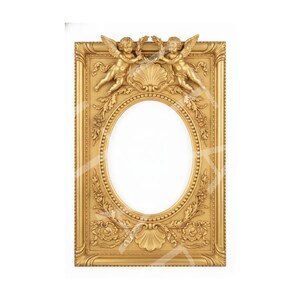 Peut inclure: Un cadre photo rectangulaire de couleur dorée avec une ouverture centrale ovale. Le cadre présente des sculptures en relief ornées, notamment deux chérubins ailés au sommet, un motif central en coquille Saint-Jacques et des volutes florales.