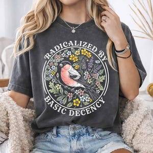 Radikaliserad av grundläggande anständighet T-shirt, aktivist-T-shirt i komfortfärger, antifascistisk topp, protesttröja mot fascism