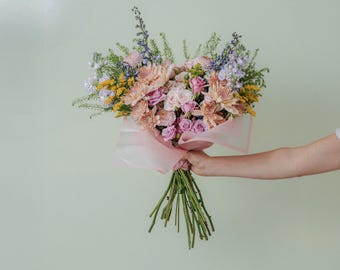 Ramo de flores de temporada directamente de la granja – Selección del cultivador, 20 tallos, incluye alimento para flores.