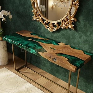 Può includere: Un lungo tavolo consolle rettangolare con un piano in legno intarsiato con una vivace resina epossidica verde. Il tavolo presenta un motivo a venature naturali del legno ed è sostenuto da una struttura in metallo color oro. Il tavolo è lungo circa 152 cm.