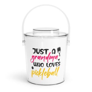 Gewoon een oma die dol is op Pickleball-ijsemmer met tang | Pickleball-thema