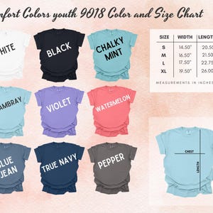 Pode incluir: Tabela de cores e tamanhos Comfort Colors youth 9018 com nove camisetas em branco, preto, menta, chambray, violeta, melancia, azul jeans, marinho e pimenta. Inclui uma tabela de tamanhos com largura e comprimento em polegadas para S a XL.