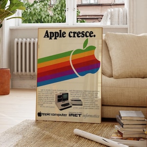 Può includere: Un poster pubblicitario vintage di Apple con il logo Apple in un design arcobaleno e il testo "Apple cresce". Il poster mostra i primi computer Apple e il testo "apple computer IRET informatica."