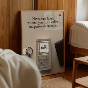 Peut inclure: Affiche encadrée avec le texte « Ne partez jamais de chez vous sans vos clés, votre portefeuille et votre ordinateur personnel ». Un ordinateur de style rétro avec le mot « hello » à l'écran est présenté. Le logo Apple est visible.
