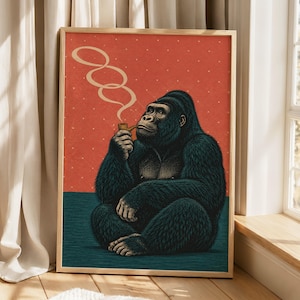 Pode incluir: Uma impressão de arte emoldurada apresentando um gorila de pelo escuro sentado de pernas cruzadas. O gorila segura um cachimbo castanho, com anéis de fumo claros a subir contra um fundo vermelho texturado com pontos brancos.
