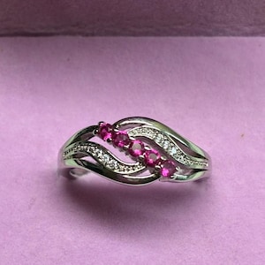 Elegant 925 sterlingsilver rubin superfin lovande ring (storlek 7)