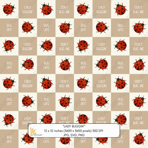 Pode incluir: Um padrão repetitivo num fundo axadrezado de quadrados bege e brancos com joaninhas vermelhas com pintas pretas. O texto LADY BUGGIN, DON'T BUG ME, BUG OFF e BUG LIFE está intercalado. Uma etiqueta na parte inferior indica 30,48 x 30,48 cm.