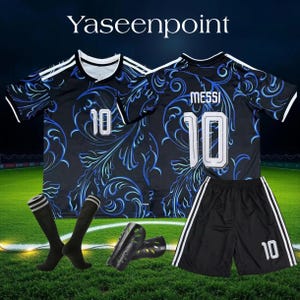 Puede incluir: Conjunto de fútbol negro con diseño floral azul y detalles blancos. Incluye camiseta, pantalón corto, calcetines y espinilleras. La camiseta lleva el número 10 y el nombre "MESSI". El texto "Yaseenpoint" está en la parte superior.