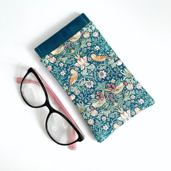 Étui à lunettes fait main avec dessus en velours Liberty London William Morris Strawberry Thief - pochette pour lunettes de soleil à monture flexible rembourrée