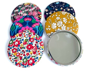 Miroir de poche recouvert de tissu Liberty of London - 8 tirages disponibles - cadeau de demoiselle d'honneur compact à main faveur de mariage demoiselle d'honneur