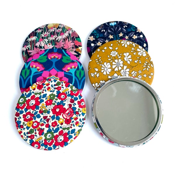 Miroir de poche recouvert de tissu Liberty of London - 8 tirages disponibles - cadeau de demoiselle d'honneur compact à main faveur de mariage demoiselle d'honneur