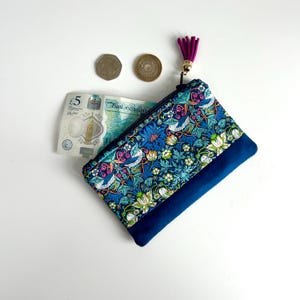 Porte-monnaie en velours bleu fait main Liberty of London William Morris Strawberry Thief, pochette zippée multicolore à fleurs pourpre