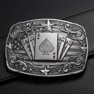 Może przedstawiać: Srebrna prostokątna klamra do paska z pokerową ręką, na której widnieje As Pik. Projekt zawiera gwiazdy, ornamenty i amerykańską flagę. Stylowy dodatek dla hazardzisty.