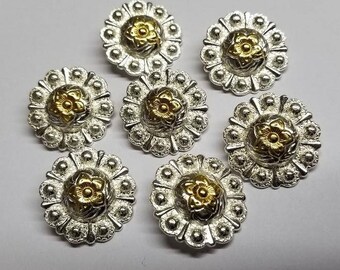 Conchos tono argento con centro floreale dorato, conchos bacche d'argento, conchos rivetto, argento e oro