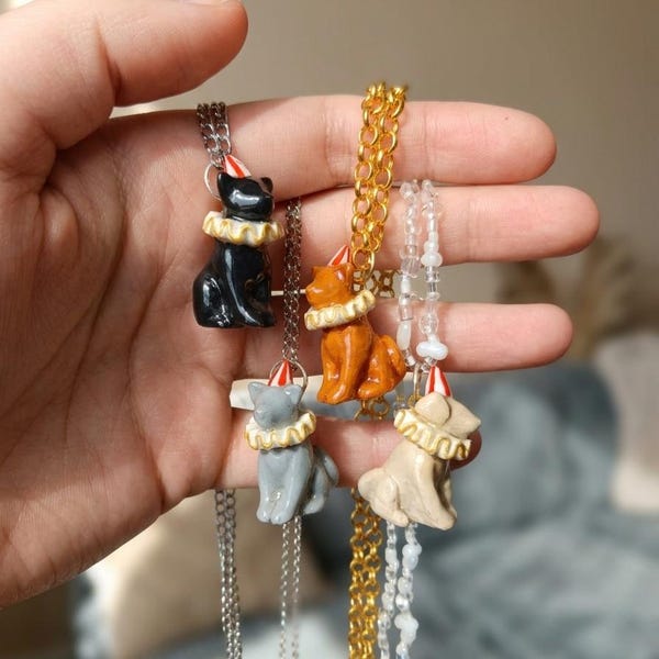 Colgante de gato de circo, joyería miniatura hecha a mano en arcilla polimérica, un regalo para amantes de los gatos.