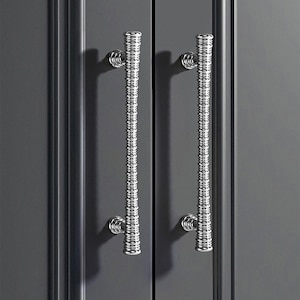 Pode incluir: Close-up de duas puxadores de armário prateados com um design vertical texturizado. Os puxadores são montados numa porta de armário cinza escuro, criando um visual moderno e elegante. Os puxadores são cilíndricos e têm um padrão em espiral.