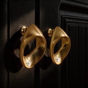 Brass Mobius Cabinet Knob, Twisted Loop Drawer Pull, Modern Cabinet Gold Handle