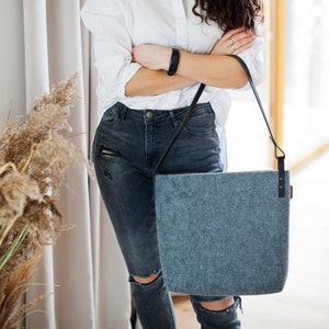 Felt bag with black leather handle and magnet closure, minimalist handbag, medium size shoulder bag, gray, gift idea for her
