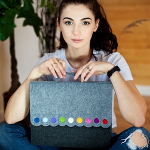 Bunte Umhängetasche mit bunten Punkten, Filz Laptoptasche, Crossbody Laptoptasche mit kurzen Henkeln, Filzhandtasche,