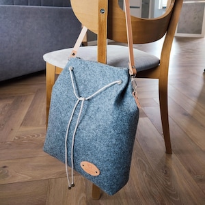 Tas met trekkoord en leren handvat, emmertas, vilten tas, minimalistische vilten handtas, grijze handtas met leer