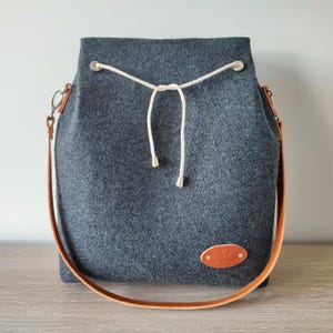 Bucket bag, donkergrijze vilten tas met leren handvat tas met trekkoord, minimalistische vilten handtas, grijze handtas met leer