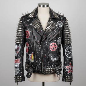 Blouson en cuir noir clouté à motif tête de mort | Manteau motard à col pointu | Style punk-rock.