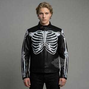Könnte beinhalten: Schwarze Lederjacke mit weißem Skelett-Brustkorb- und Armknochendesign. Die Jacke hat einen Stehkragen, einen Reißverschluss und den Text "STUD GEAR" auf der unteren rechten Seite.