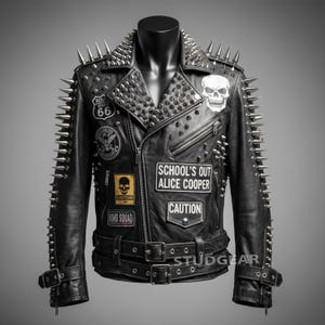Puede incluir: Chaqueta de cuero negra con púas plateadas en los hombros y el cuello. La chaqueta presenta varios parches, incluyendo una calavera, la Ruta 66 y "School's Out Alice Cooper". Tiene cierre de cremallera y detalles de cinturón.