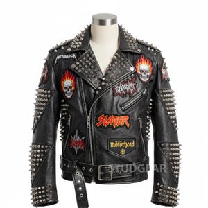 以下が含まれることがあります： 黒い革のジャケット。銀色の金属製スパイクとパッチで装飾されています。パッチには、スカルグラフィックとバンドロゴがあります。「SLAYER」の文字は赤と黄色です。ベルトとジッパー開閉部が含まれています。