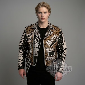Puede incluir: Chaqueta de cuero negra y con estampado de leopardo con tachuelas plateadas. La chaqueta presenta parches con las palabras "Misfits", "Virus" y "Cheap Sex". Las mangas tienen gráficos blancos y diseños de calaveras.