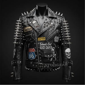 Può includere: Giacca in pelle nera con borchie e borchie argentate. Presenta toppe con teschio e ossa incrociate, Route 66 e i testi "Caution" e "School's Out Alice Cooper". La giacca ha una cintura e dettagli con cerniera.