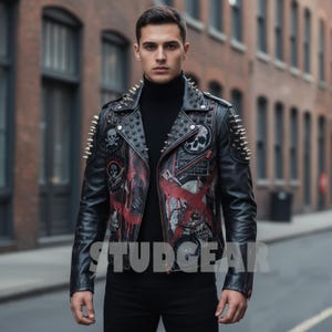 Puede incluir: Chaqueta de cuero negra con púas plateadas y parches de calaveras. La chaqueta tiene diseños de salpicaduras de pintura roja y la palabra "STUDGEAR" impresa en la parte delantera. La chaqueta se lleva sobre un cuello alto negro.