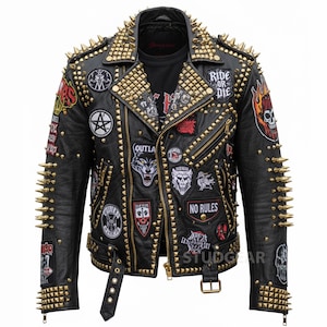 Pode incluir: Jaqueta de couro preta com tachas e pontas douradas. A jaqueta apresenta vários patches com vários designs e texto, incluindo "Ride or Die" e "No Rules". Fechamento com zíper e cinto completam o design.