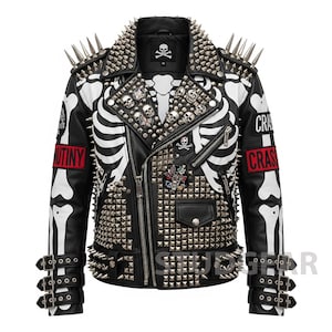 Puede incluir: Chaqueta de cuero negra con diseño de caja torácica de esqueleto blanco, adornos de calaveras y tachuelas, y hombros puntiagudos. Presenta las palabras "MUTINY" y "CRASH" en parches. Incluye múltiples hebillas y cierre de cremallera.