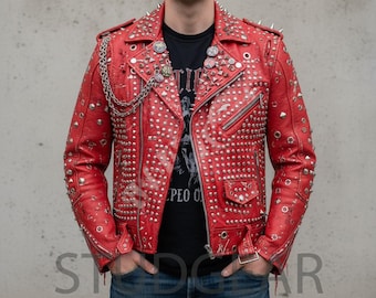 Puede incluir: Chaqueta de cuero roja con tachuelas y púas plateadas. La chaqueta, de estilo motero, tiene cierre de cremallera, múltiples bolsillos y detalle de cadena. El diseño es audaz y atrevido, con un aspecto clásico de motero.