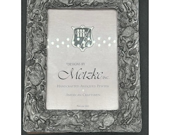 Marco de fotos Metzke 1991 de peltre envejecido vintage con diseño de conejo y bayas, 3.5 x 5 pulgadas.