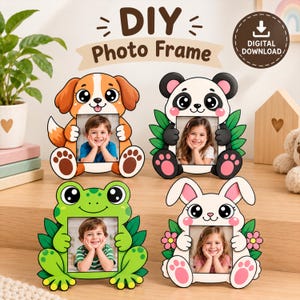 Op de afbeelding: Vier doe-het-zelf fotolijstjes met cartoon-dierontwerpen: een bruin-witte hond, een zwart-witte panda, een groene kikker en een wit konijn. Elk lijstje heeft een centrale vierkante opening met een kinderfoto. De tekst luidt DIY Photo Frame.