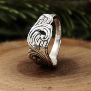 Puede incluir: Un juego de tres tazas de cerámica con un esmalte moteado de color crema. Cada taza presenta un diseño floral pintado a mano en tonos azules, verdes y amarillos. Las tazas tienen una forma simple y redondeada y un asa cómoda.