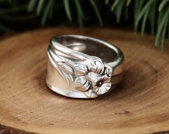 Daffodil Spoon Ring - International Silver 1950 Pattern - Wide Band Vintage Silverplate Floral Ring