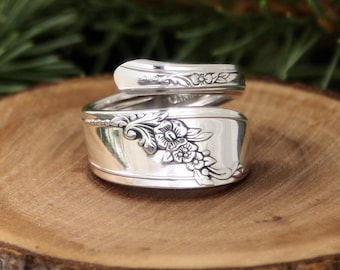 Queen Bess Wrap Spoon Ring - Oneida Community 1946 Pattern - Wide Vintage Silverplate Floral Ring